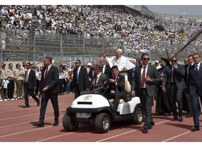 Papa Francesco allo stadio prima della messa